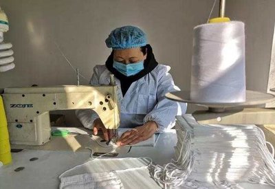 自帶縫紉機(jī)進(jìn)廠，云南安寧志愿者用針線縫出抗疫溫度